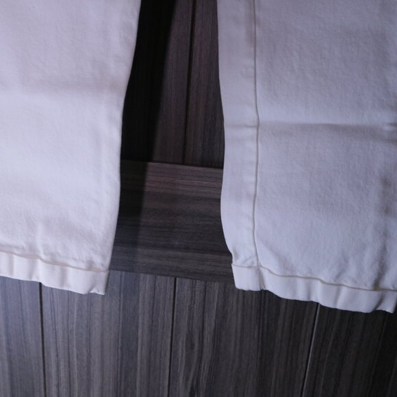 Chicos Size 0 white rolled cuff capris with back pockets and side zip - Picture 2 of 9